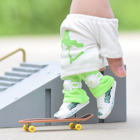 HERAON Set Interactive Finger Scooter Clothes Stunt Fingertip Pants T-Shirt Toy Skates Scooter Fingerboard Accessories