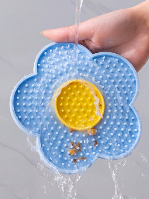 QWINEE Flower Shaped Lick Mat for Dogs Cats, Blue Slow Feeder Dog Cat Puppy Bowl, Fun Alternative for Eating