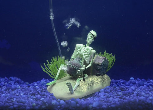 Penn-Plax Action Air Pirate Skeleton with Jug & Treasure Chest, Live-Action Aerating Aquarium Ornament