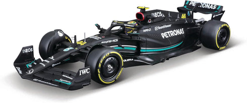 Bburago 1:24 F1 Race Mercedes W14 (2023) w/Driver - Hamilton #44