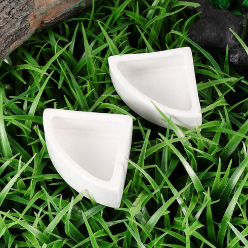 ibasenice Reptile Food Water Bowls Small Animal Food Ceramics Dish Worm Dish Ceramic Feeder Food Bowl for Leopard Gecko (Medium Triangle, 2PCS)
