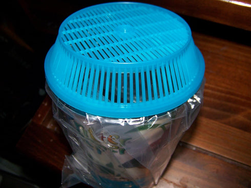 Lee's Kritter Keeper, Small, Round with Lid and Pedestal